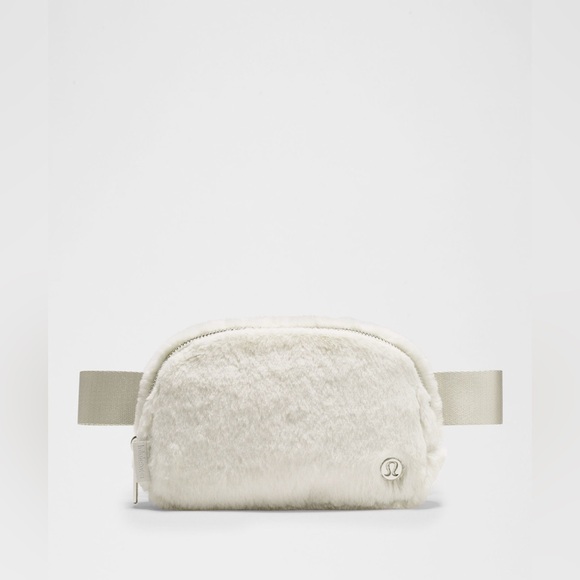 LULULEMON NWT PLUSH FLEECE EVERYWHERE BELT BAG - Picture 1 of 6